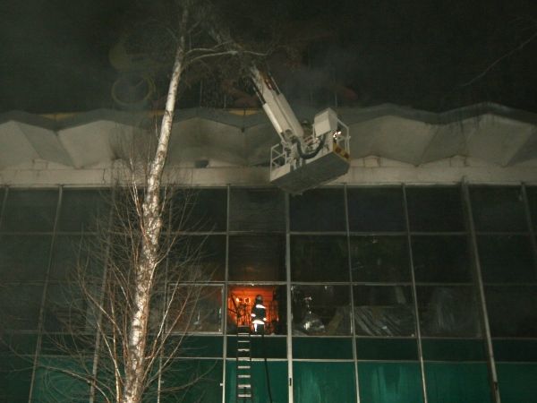 Пламя охватило два этажа. Фото: ГСЧС