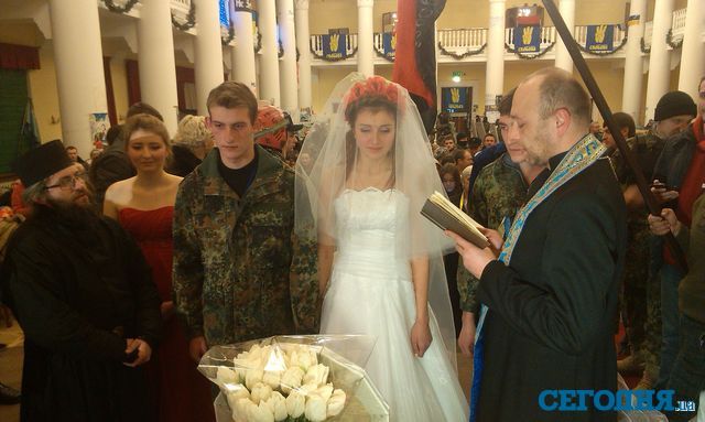 В Киевраде женятся медики-волонтеры. Фото: Олег Апостолов