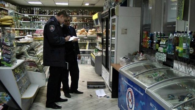 Мини-маркет. Милиция фиксирует последствия дерзкого грабежа. Фото: ark.mvs.gov.ua