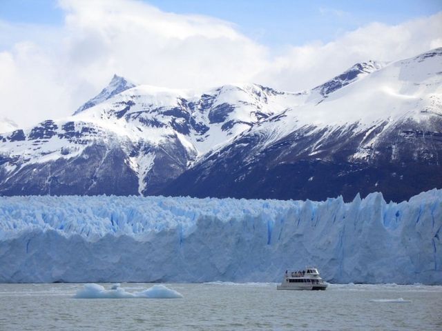 Перито-Морено<br />
Перито-Морено — ледник, расположенный в национальном парке Лос-Гласиарес, на юго-востоке аргентинской провинции Санта-Крус. Является одним из наиболее интересных туристических объектов в аргентинской части Патагонии. Ледник расположен в 78 км от поселка Эль-Калафате, куда можно добраться на самолете. Перито-Морено имеет площадь 250 км² и является одним из 48 ледников, питаемых южной частью Патагонского ледника, расположенного в Андах на границе Аргентины и Чили. Это ледовое плато — третий по величине запас пресной воды в мире. Ледник был назван в честь исследователя Франсиско Морено, который первым исследовал этот регион в XIX веке и сыграл существенную роль в защите территориальных интересов Аргентины в споре о границе с Чили. Ширина языка Перито-Морено составляет 5 км, средняя высота — 60 м над поверхностью воды. Средняя глубина равна 170 м, максимальная — 700 м. Скорость его движения равняется 2 м в день (примерно 700 м в год). Однако потери массы примерно такие же, поэтому (не учитывая небольшие отклонения) язык ледника не отступал и не наступал на протяжении 90 лет.<br />
