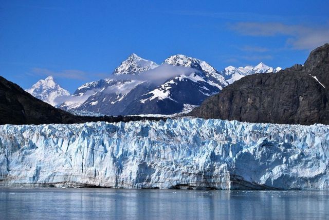 Ледник Марджери, Аляска<br />
Ледник Марджери располагается в заливе и национальном парке под названием Глейшер-Бей. Он примыкает к Большому Тихоокеанскому леднику. В настоящее время залив достигает в длину 115 километров, что делает возможным туристический круиз к леднику Марджери.<br />

