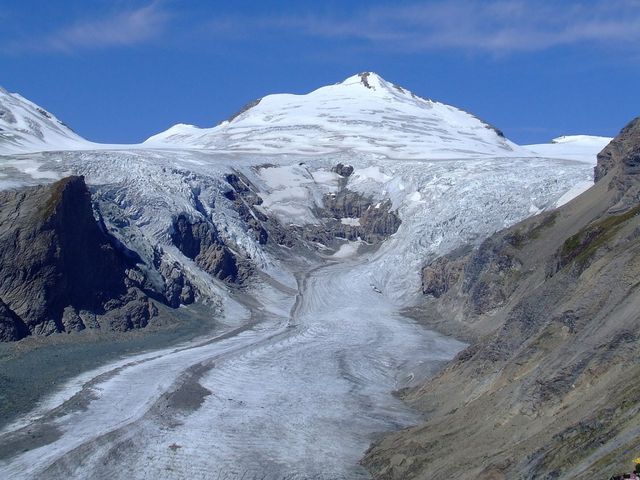 Пастерце<br />
Пастерце — крупнейший ледник в Австрии. Длина составляет около 9 км, находится на высоте от 3463 до 2100 м над уровнем моря. Расположен в Восточных Альпах (хребет Высокий Тауэрн) у подножья самой высокой горы Австрии Гросглокнер. Процесс таяния ледника Пастерце начался в 1856 году из-за сочетания высоких летних температур и малого количества зимних осадков. Ледники в соседней Швейцарии таяли в 2003 году быстрее, чем в любой другой год с начала измерений в 1880 году. Несмотря на рекордные значения летних температур в Европе, ученые из Швейцарской академии естественных наук объясняют таяние ледников долговременными изменениями климата.<br />
