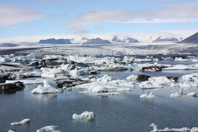 Ватнайекюдль<br />
Ватнайекюдль— крупнейший ледник на острове Исландия. Располагается в юго-восточной части острова и занимает 8 % его территории, или 8 133 км². По объему Ватнайекюдль является наибольшим в Европе, а по территории — третьим (после ледника Северного острова и ледника Эустфонна). Средняя мощность льда 400 м, максимальная — 1000 м. Высочайшая точка Исландии, пик Хваннадальсхнукюр (2 110 м), расположена на южной окраине Ватнайекюдля, около национального парка Скафтафетль. Под ледником, как под многими ледниками Исландии, находится несколько вулканов. Вулканические озера, Гримсвотн например, были источниками крупных ледниковых наводнений в 1996 году. Вулкан под этими озерами тоже повлек значительное но кратковременное извержение в ноябре 2004 г. В течение нескольких последних лет Ватнайекюдль постепенно уменьшается, возможно из-за климатических изменений и недавней вулканической активности. Ледник питает несколько ледниковых озер, в том числе Екюльсаурлоун и Граналоун.<br />
