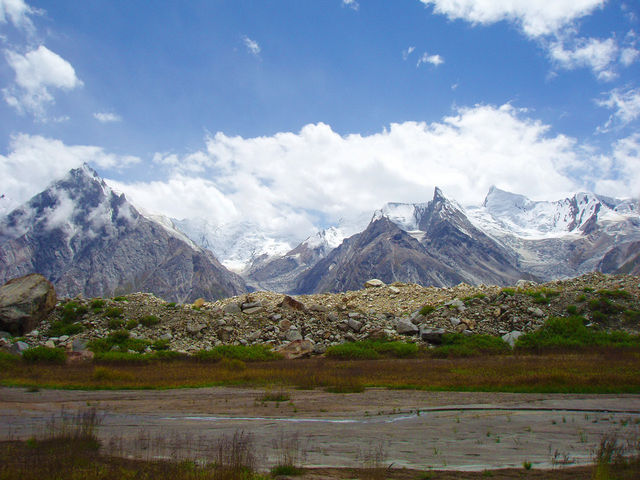 Биафо<br />
Биафо — один из крупнейших ледников, расположенных вне полярных областей. Ледник находится в Центральном Каракоруме в пакистанской части Кашмира — Гилгит-Балтистане. Длина ледника 63 км, площадь 100 кв. км. Протяженность ледника в 63 км соответствуют длине ледника Балторо с притоком Южный Гашербрум, который начинается с плато 7200 между вершинами Гашербрум IV (7932) и Гашербрум III (7946).<br />
