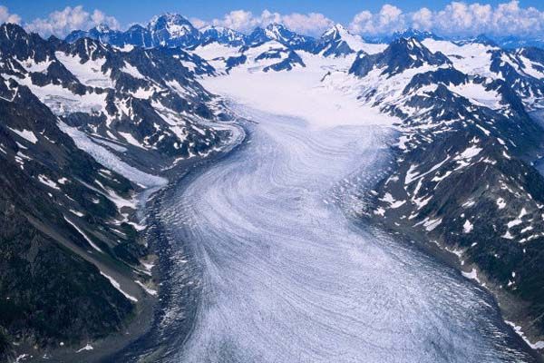 Ледник Хаббард<br />
Ледник Хаббард— долинный древовидный ледник, крупнейший на побережье Аляски (США). Ледник берет начало на горе Логан, что в территории Юкон, Канада и тянется на протяжении 122 километров (76 миль) пока не упирается в залив Якутат и залив Разочарования  на территории штата Аляска. Ширина фронтальной части ледника (упирающихся в заливы) на сегодняшний день приблизительно равна 9 километрам летом и около 15 зимой. В высоту фронтальная часть ледника достигает 120 метров над уровнем моря. Возраст льда у подножья ледника Хаббард порядка 400 лет, именно столько времени требуется льду, чтобы спуститься с горы Логан к океану. Верхние 67 км находятся на территории Канады, нижние 48 км — в США. Средняя высота фирновой линии 850 м. С конца XIX века ледник продвигается вперед по 17—18 м в год. Перед тем как достигнуть моря, Хаббард соединяется с ледником Валери, 
