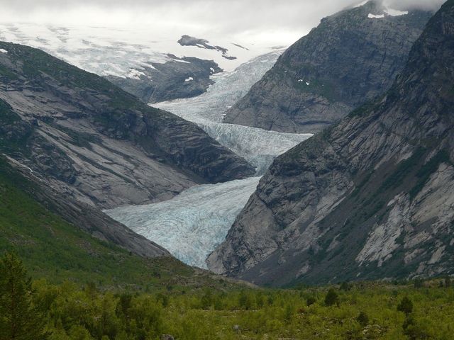 Юстедальсбреен<br />
Юстедальсбреен — крупнейший ледник континентальной Европы. Он расположен в норвежском фюльке Согн-ог-Фьюране. Высочайшей вершиной ледника является Хегсте Брэакулен (1957 метров), хотя скалистый пик Лодальскопа возвышается на 2083 метра. Площадь ледника равна 487 квадратных километра. В самом широком месте он имеет толщину 600 метров, ледник протягивается на 60 километров. Он имеет около 50 рукавных ледников, например Бриксдальсбреен и Нигардсбреен. В 1991 году Юстедальсбреен был включен в одноименный национальный парк. Ледник поддерживается не низкими температурами, а высоким уровнем снежных осадков.<br />
