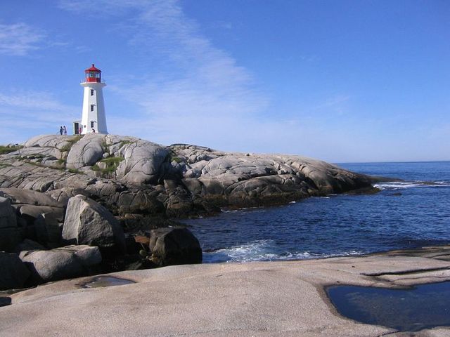 Маяк на Peggy’s Point в Новой Шотландии, Канада<br />
Маяк является известным и знаковым Канадским памятником. Впервые  начал светится в 1915 год. Сегодня маяк  является одной из самых оживленных туристических достопримечательностей в Новой Шотландии и координационным центром  живописной дороги.<br />
