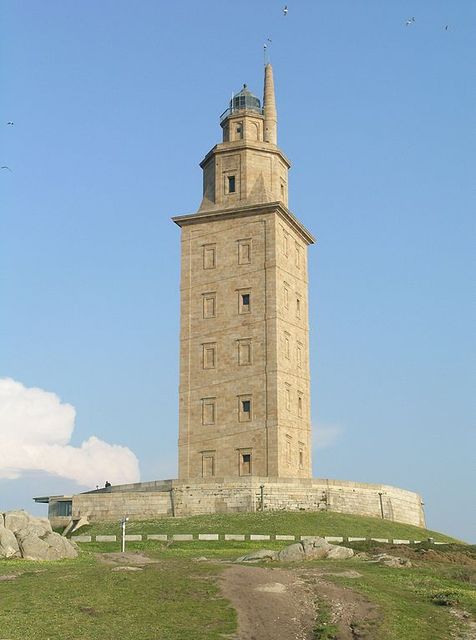 Башня Геркулеса<br />
Башня Геркулеса— действующий маяк в северной части города Ла-Корунья (Галисия, Испания). Построен во времена Римской империи, считается древнейшим маяком в мире и единственным используемым древнеримским маяком. Строение имеет высоту 55 м и стоит на полуострове, скалистый берег которого возвышается на 57 м над водами залива Бетансос Атлантического океана. По одной из версий от башни, ставшей символом Ла-Коруньи, и произошло название этого города. По другой — оно связано с кельтским словом 