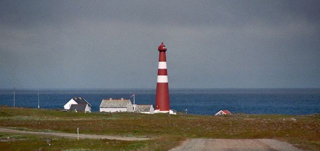 Маяк Слеттнес, Норвегия<br />
Маяк находится на берегу Баренцево моря, на севере Норвегии. Высота светового маяка над уровнем моря-  19 м. Маяк Слеттнес – самый северный в мире маяк, расположенный на материковой части.<br />
