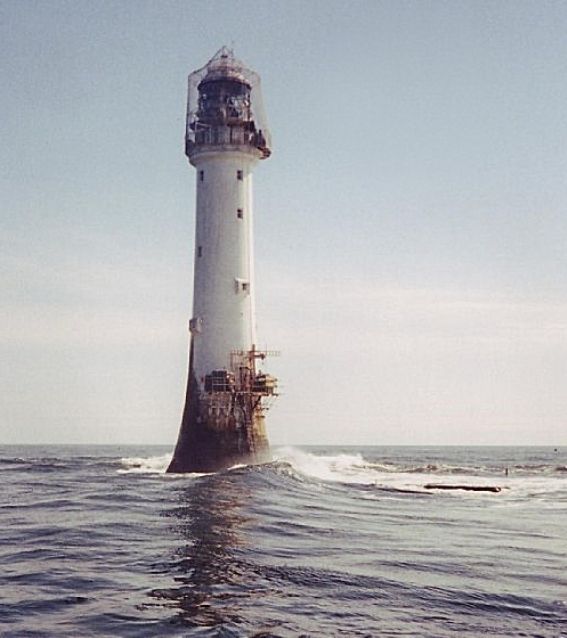 Маяк Белл-Рок<br />
Маяк Белл-Рок — маяк в Северном море, расположен на рифе Инчкейп в 19 км на восток от берегов Шотландии (область Ангус), у входа в бухту Ферт-оф-Тей и недалеко от залива Ферт-оф-Форт. Маяк был построен в 1807-11 гг. инженером Робертом Стивенсоном (дедом знаменитого писателя) и ныне является старейшим маяком на Британских островах из числа построенных на рифах. Высота строения — 35,3 м; автоматизирован в 1988 году.До 1955 года маяк работал совместно с сигнальной станцией, построенной в 1813 году на берегу гавани Арброта, в настоящее время в ней расположен музей истории маяка. Риф, на котором стоит маяк, имеет протяжённость 600 м и большую часть времени находится под водой, появляясь над поверхностью всего лишь на несколько часов в день в отлив, из-за чего представляет опасность для судоходства. В самый высокий прилив скала, на которой стоит маяк, находится на глубине 3,65 м, а в самый сильный отлив — возвышается на 1,22 м над поверхностью воды. Маяку Белл-Рок посвящена серия художественно-документальной передачи BBC 