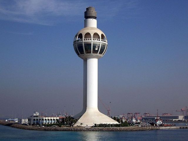  Маяк Jeddah Light<br />
Мировой рекорд высоты среди маяков принадлежит Jeddah Light , 133 метровой конструкции из бетона и стали в Саудовской Аравии. Дата постройки неизвестна. Расположен маяк на северной стороне входа в порт Джидда. Могила Евы является одной из достопримечательностей города Джидда.<br />
