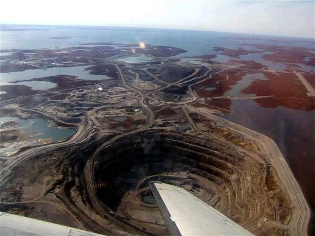 Алмазная шахта Diavik<br />
Алмазная шахта Диавик (Diavik) является алмазным рудником, расположенный в Канаде, в 300 км к северу от города Йеллоунайф. Шахта принадлежит совместному предприятию, учрежденному компаниями Harry Winston Diamond Corporation и Diavik Diamond Mines Inc.  Шахта состоит из трех кимберлитовых трубок, относящихся к кимберлитовому полю Lac de Gras и расположенных на острове площадью 20 кв. км (имеющих также название East Island). Данный район расположен в 220 км от Северного Полярного круга. Добыча на трех кимберлитовых трубках A154 South, A154 North и A418 ведется открытым карьерным способом.<br />
