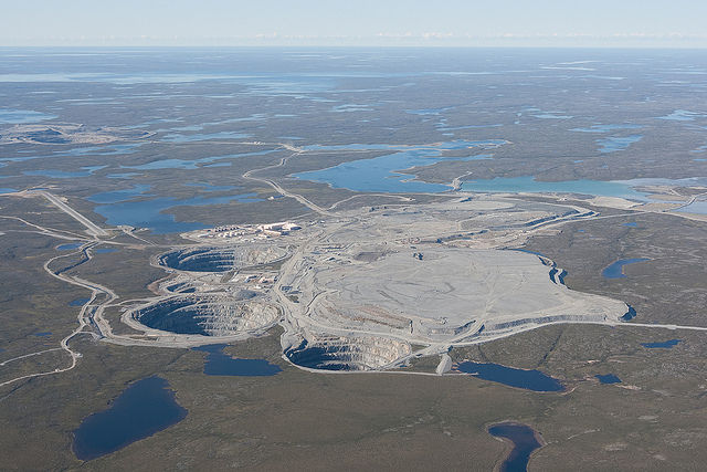 Экати, Канада<br />
Первая алмазоносная шахта в Канаде. Она расположена в 200 км южнее Полярного круга на 65° северной широты. Она была официально открыта 14 октября 1998 г. и управляется крупнейшей в мире горнодобывающей компанией ВНР Billiton Diamonds Inc. Фирма рекламирует эту шахту как 