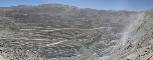 Чукикамата<br />
Чукикамата  — самый большой в мире открытый рудник (карьер), в котором добывают медную руду на одноименном месторождении. Расположен в центральных Андах на высоте 2840 м на севере Чили в 240 км к северо-востоку от города Антофагаста. Входит в структуру Чилийской национальной медной корпорации — самого крупного производителя меди в мире. В течение многих лет карьер был известен как самый крупный карьер в мире с самым большим суточным объемом извлекаемой и перемещаемой горной массы: руды и вскрыши. Однако недавно уступил пальму первенства карьеру Эскондида . Тем не менее он является самым большим карьером в мире. Его размеры составляют: 4,3 км в длину; 3 км в ширину и 850 м в глубину. Месторождение разрабатывается с 1915 года.<br />
