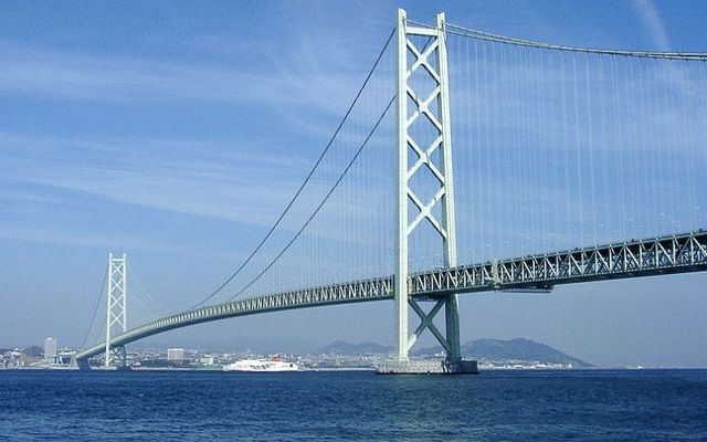 Акаси-Кайке<br />
Акаси-Кайке— висячий мост в Японии, пересекающий пролив Акаси и соединяющий город Кобе на острове Хонсю с городом Авадзи на острове Авадзи. Является частью одной из трех магистралей, соединяющих Хонсю и Сикоку. Мост является самым длинным висячим мостом в мире: его полная длина составляет 3911 м, центральный пролёт имеет длину 1991 м, а боковые — по 960 м. Высота пилонов составляет 298 м. Изначально планировалось, что длина главного пролета составит 1990 м, но она увеличилась на один метр после землетрясения в Кобе 17 января 1995 года. Мост Акаси-Кайке дважды вошел в книгу рекордов Гиннеса: как самый длинный подвесной мост и как самый высокий мост, поскольку его пилоны имеют высоту 298 м, что выше 90-этажного дома. Впоследствии его превзошел по высоте пилонов виадук Мийо. Если вытянуть в длину все стальные нити (диаметром 5,23 мм) несущих тросов моста Акаси-Кайке, то ими можно опоясать земной шар более семи раз.<br />
