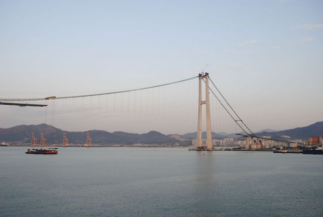 Мост Ли Сун Син <br />
Мост Ли Сун Син находится в Южной Корее, провинции Кенсан-Намдо. Мост – 270 метров (890 футов) в высоту.  Назван в честь прославленного флотоводца Ли Сун Сина. Это шестой самый высоким мост в мире,  также второй по высоте висячий мост  и четвертый по длине висячий мост в мире. Мост соединяет  Масан и Чханвон с островом Кочже.<br />
