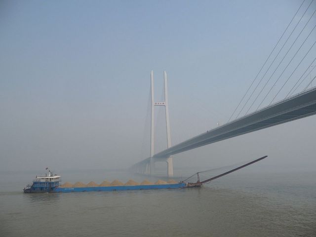 Мост Jingyue в Китае<br />
Мост Jingyue – 265 метров (869 футов) в высоту. Этот вантовый мост в округе  Jianli  был открыт в 2010 году. Он пересекает реку Янцзы в Китае.<br />
