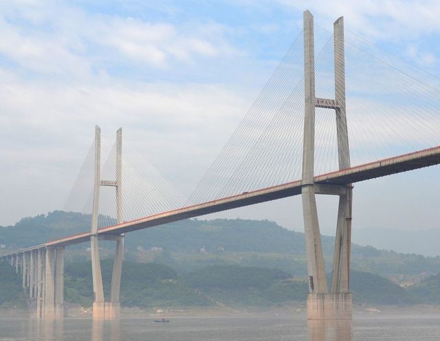 Мост Zhongxian Huyu в Китае <br />
Мост Zhongxian Huyu – 247,5 метров (812 футов) в высоту.  Строительство моста завершено в 2010 году. Этот мост пересекает реку Янцзы в округе Чжун.<br />
