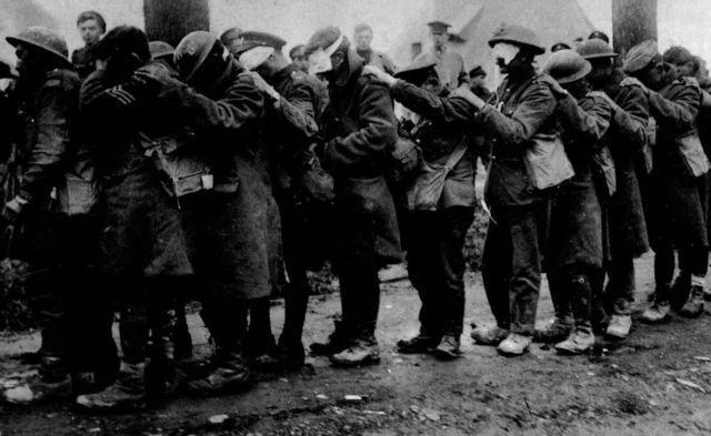 Жертвы иприта. Британские солдаты на перевязочном пункте