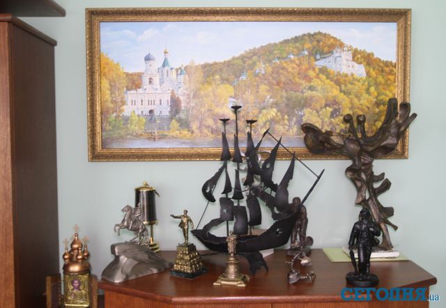 Подарки. Корабль от кузнецов, а картина — от донецких художников. Фото: С. Ваганов