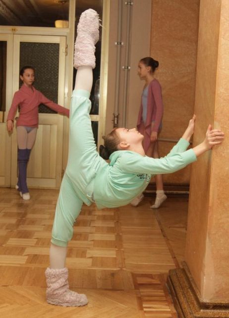 Маленькие балерины. Упражнения на растяжку | Фото: Анастасия Искрицкая