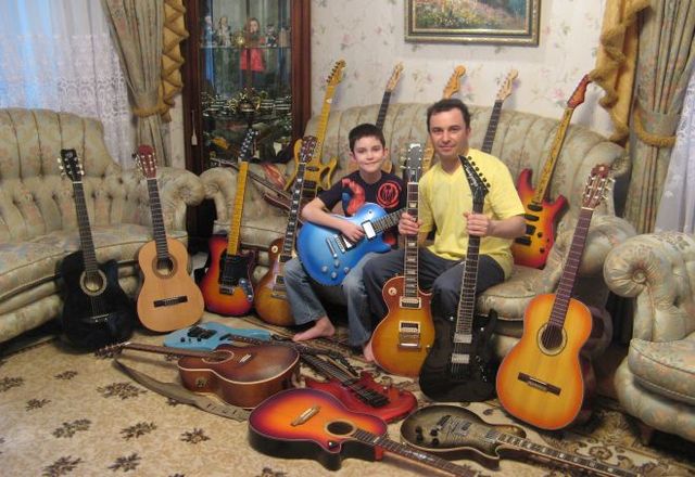 В гостиной с сыном Пашей. Всего в коллекции Виктора Павлика — 37 гитар | Фото: Александр Яремчук