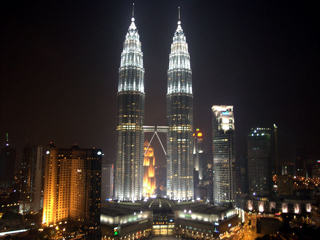 Петронас<br />
Петронас — 88-этажный небоскреб. Высота — 451,9 метров. Находится в столице Малайзии Куала-Лумпуре. В проектировании небоскрёба участвовал премьер-министр Малайзии Махатхир Мохамад, который предложил построить здания в 