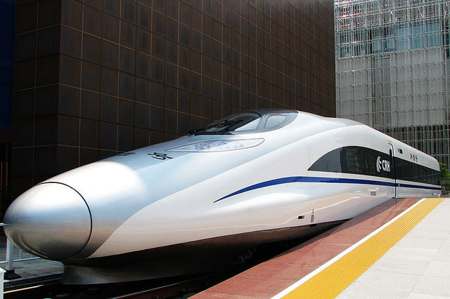 CRH-380A<br />
CRH-380A — тип скоростных поездов в Китае, разработанный в рамках программы по организации высокоскоростного железнодорожного сообщения в Китае. Поезд рассчитан на эксплуатационную скорость 350 км/ч, с максимальной эксплуатационной скоростью 380 км/ч. Оригинальный 8-вагонный поезд развил скорость 416.6 км/ч, а у более длинного 16-вагонного поезда 3 декабря 2010 года была зафиксирована максимальная скорость 486,1 км/ч на участке Цзаочжуан — Бэнпу на скоростной железной дороге Пекин-Шанхай.<br />
