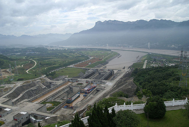Три ущелья<br />
Три ущелья – плотина, а также первая по мощности и одна из двух крупнейших по выработке в мире (вместе с бразильско-парагвайской ГЭС 
