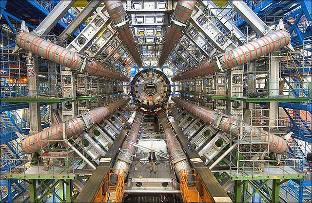Большой адронный коллайдер<br />
Большой адронный коллайдер — ускоритель заряженных частиц на встречных пучках, предназначенный для разгона протонов и тяжелых ионов (ионов свинца) и изучения продуктов их соударений. Коллайдер построен в Европейским советом ядерных исследований, находящемся около Женевы, на границе Швейцарии и Франции. Большой адронный коллайдер  является самой крупной экспериментальной установкой в мире. В строительстве и исследованиях участвовали и участвуют более 10 тысяч ученых и инженеров из более чем 100 стран. 