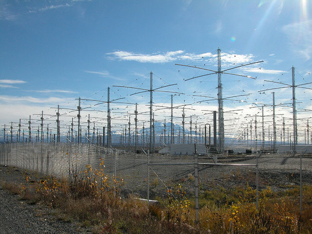 HAARP<br />
HAARP — программа исследования ионосферы высокочастотным воздействием— американский научно-исследовательский проект по изучению ионосферы и полярных сияний. Проект запущен весной 1997 года, в Гаконе, штат Аляска. Проект фигурирует в многочисленных теориях заговора, в том числе утверждающих, что HAARP является геофизическим, психотропным или климатическим оружием. В состав HAARP входят антенны, радар некогерентного излучения с антенной двадцатиметрового диаметра, лазерные локаторы, магнитометры, компьютеры для обработки сигналов и управления антенным полем. Питает весь комплекс мощная газовая электростанция и шесть дизель-генераторов. Комплекс ионосферных исследований (HAARP) построен для изучения природы ионосферы и развития систем противовоздушной и противоракетной обороны. HAARP как климатическое оружие фигурирует в постапокалиптической дилогии Сурена Цормудяна 