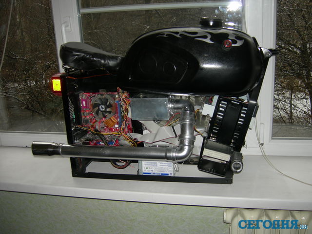 Мотоцикл. Компьютер под седлом был подарен другу на день рождения. Фото из архива П. Коряко