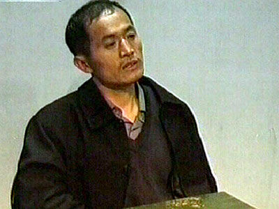 Ян Синьхай<br />
Ян Синьхай (29 июля 1968 — 14 февраля 2004) — китайский серийный убийца, был обвинен в 67 убийствах и 23 изнасилованиях между 2000 и 2003 годом. Один из самых известных серийных убийц Китая, благодаря количеству жертв и широкому освещению прессы. Был приговорен к пяти годам лишения свободы, за попытку изнасилования в 1996 году, освобожден в 2000 за примерное поведение. С этого началась его серия убийств, он убивал, насиловал, но не ради денег. Согласно заявлению полиции: Он совершал преступления, чтобы принести боль людям. Преступник орудовал на территории четырёх провинций — Хэнань, Шаньдун, Аньхой и Хэбэй. Сначала он совершал кражи, а позже стал совершать убийства. Объезжал страну на велосипеде. Убивал целыми семьями, использовал металлические молотки, перчатки и обувь большего размера, все это уничтожал после каждого убийства. Некоторые источники пишут, что Ян стал убийцей и насильником после того, как его бросила девушка, однако другие утверждают, что он просто любил убивать. Казнен Ян 14 февраля 2004 года выстрелом в затылок.<br />
Фото: peoples.ru<br />
