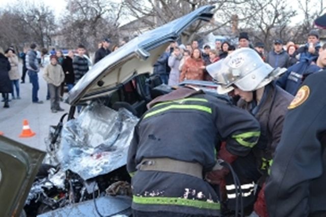 Севастополе столкнулись "девятка" и машина медслужбы: водитель легковушки погиб, 8 человек из УАЗа травмированы, фото mns.gov.ua