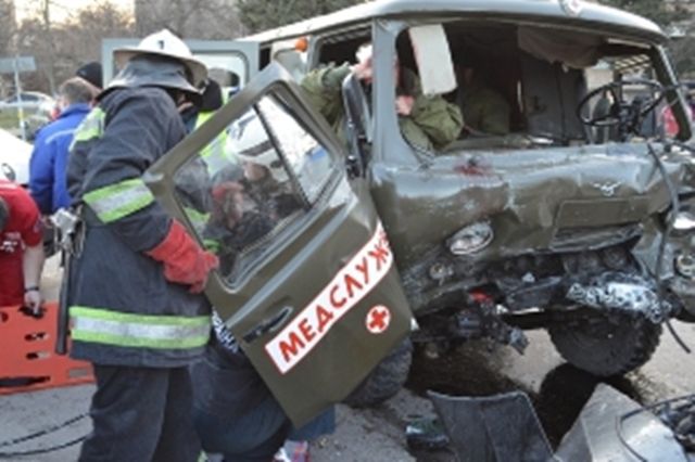 Севастополе столкнулись "девятка" и машина медслужбы: водитель легковушки погиб, 8 человек из УАЗа травмированы, фото mns.gov.ua