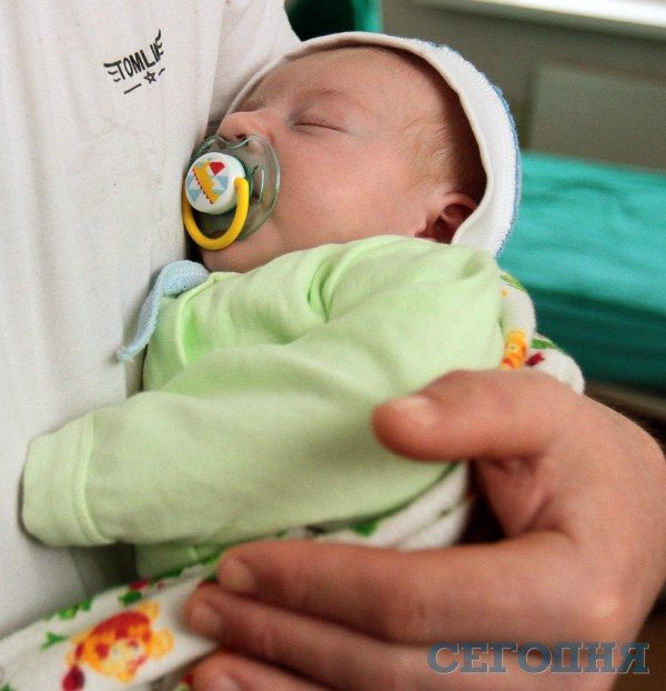 Ване провели сложнейшую операцию. Сразу после рождения малыша подключили к медаппаратуре | Фото: Григорий Салай