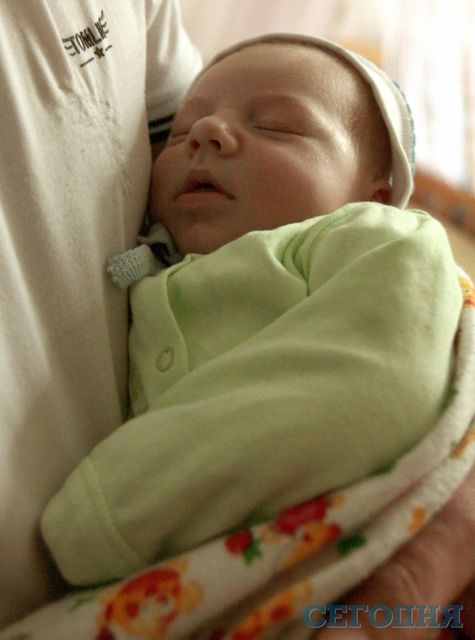 Малышу придется ежедневно принимать медпрепараты и пережить еще несколько операций | Фото: Григорий Салай