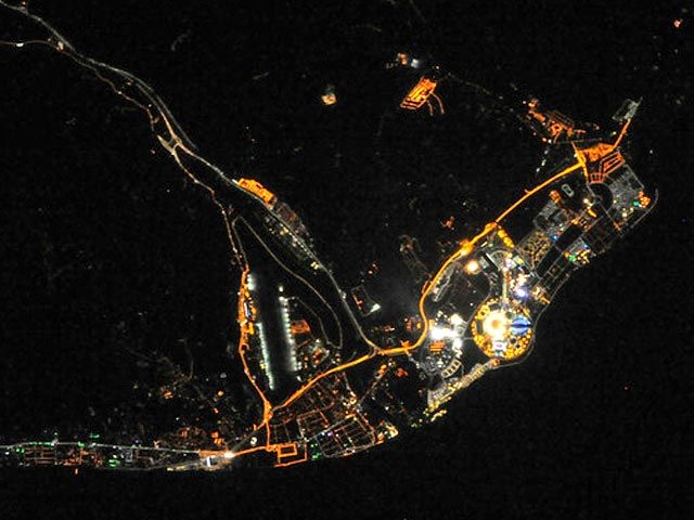 NASA сфотографировало олимпийский Сочи из космоса: островок иллюминации среди горной тьмы, фото NASA