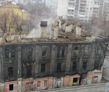 На Подоле уже третий день "дымит" старинный дом. Фото: Украинская правда