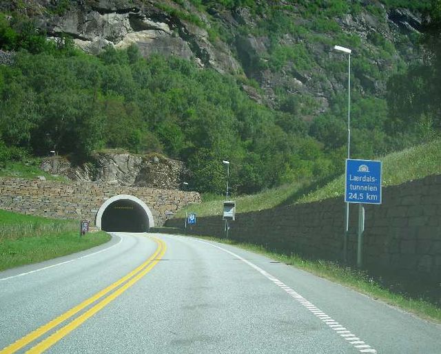 Лердальский тоннель<br />
Лердальский тоннель — автомобильный тоннель, связывающий муниципалитеты Лердал и Эурланн норвежской губернии Согн-ог-Фьюране, расположенной в западной части Норвегии. Тоннель является частью европейской автомобильной дороги E16 между Осло и Бергеном.<br />
Длина тоннеля составляет 24,5 километра. Его сооружение началось в 1995 году, и в 2000 году было завершено. Тоннель стал самым длинным автомобильным тоннелем в мире, превзойдя Готардский автомобильный тоннель на 8 километров. Горы, сквозь которые проходит тоннель, достигают высоты 1600 метров. Особенностью конструкции тоннеля является наличие в нем трех значительных по размерам искусственных пещер (гротов), расположенных на приблизительно равном расстоянии друг от друга и делящих, таким образом, тоннель на четыре примерно одинаковые по длине секции. Это сделано с целью снятия у водителей напряжения, возникающего при длительном движении в однообразных условиях, а также для того, чтобы дать им возможность отдохнуть.<br />

