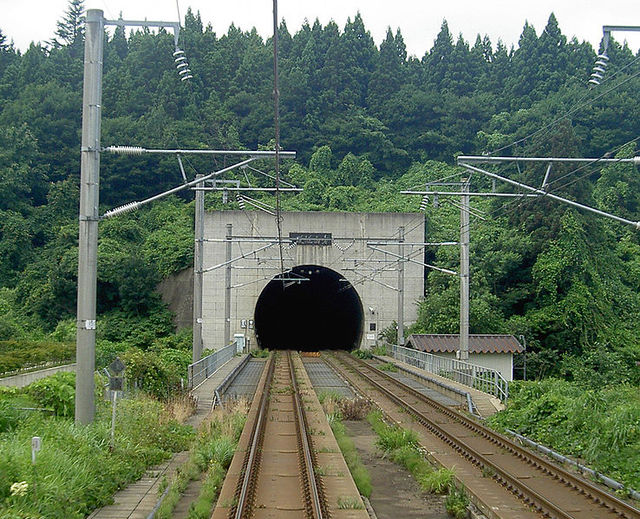 Тоннель Сэйкан<br />
Тоннель Сэйкан — железнодорожный тоннель в Японии, длиной 53,85 км с подводным фрагментом длиной 23,3 км. Тоннель опускается на глубину около 240 метров, на 100 метров ниже уровня морского дна. Он пролегает под Сангарским проливом, соединяя префектуру Аомори на японском острове Хонсю и остров Хоккайдо — как часть линии Кайкё железнодорожной компании Хоккайдо. Это самый глубоко залегающий под морским дном и самый длинный железнодорожный тоннель в мире. Название тоннеля 
