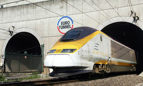 Евротоннель<br />
Евротоннель, тоннель под Ла-Маншем — железнодорожный тоннель, длиной около 51 км, из которых 39 км под проливом Ла-Манш. Соединяет континентальную Европу с Великобританией железнодорожным сообщением. Благодаря тоннелю стало возможно посетить Лондон, отправившись из Парижа, всего за 2 часа 15 минут; в самом тоннеле поезда находятся от 20 до 35 минут. Был торжественно открыт 6 мая 1994 года. Евротоннель является третьим по протяженности железнодорожным тоннелем в мире. Американское общество инженеров-строителей  объявило Евротоннель одним из семи чудес света современности. По экспертным оценкам, срок окупаемости Евротоннеля может превысить 1000 лет.<br />
Фото: www.theguardian.com<br />
