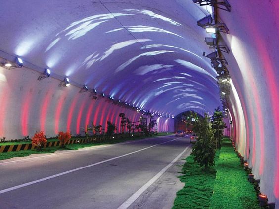 Чжуннаньшаньский тоннель<br />
Чжуннаньшаньский тоннель — самый длинный в Азии автомобильный тоннель сквозь горы Циньлин в провинции Шэньси. Тоннель связывает Синин с уездом Цзошуй. Длина 18 км. Внутри тоннеля оформлены психологические просветы с имитацией неба и деревьев. Тоннель был открыт 1 января 2007 года.<br />
Фото: travel.tochka.net<br />
