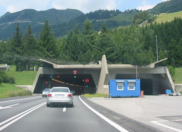Готардский автомобильный тоннель<br />
Сен-Готардский автомобильный тоннель — тоннель в Швейцарии в Лепонтинских Альпах; длина — около 16,9 километров. Является третьим из автомобильных тоннелей по протяженности в мире. Связывает два швейцарских кантона: Ури на севере и Тичино на юге. Высота северного портала 1080 м, южного 1146 м над уровнем моря. Туннель Сен-Готард является составной частью автомагистрали A2 в Швейцарии, от Базеля до Кьяссо на границе с Италией. Сейчас открыт только один туннель, через который осуществляется движение в обоих направлениях, для каждого направления выделяется по одной полосе. Ограничение скорости в тоннеле составляет 80 км/ч. В тоннеле рекомендуется поддерживать минимальное расстояние между транспортом в 150 м. 24 октября 2001 года при столкновении двух грузовиков в тоннеле произошел пожар. Погибло 11 человек. Тоннель был закрыт в течение двух месяцев после аварии.<br />
