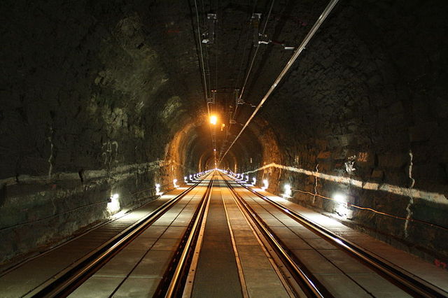 Арльбергский тоннель<br />
Арльбергский тоннель — тоннель в Австрии, в Восточных Альпах, под Арльбергским перевалом. Пробит тоннель на высоте около 1300 метров над уровнем моря. Длина 10 240 м. Через Арльбергский тоннель проходит Трансальпийская электрифицированная железнодорожная линия Инсбрук-Блуденц. Сооружен тоннель в 1880—1883 годах, движение открыто 21 декабря 1884 года. Первоначально тоннель был открыт в одноколейном варианте, но нагрузка на железнодорожной линии была столь велика, что уже 15 июля 1885 года был открыт второй путь. Для повышения безопасности в 2004-2007 годах между железнодорожным и автомобильным тоннелем были сделаны переходы длиной 150-300 метров. Максимальное расстояние между такими переходами составляет 1700 метров. В 2008 году достроены еще два перехода, один из которых ведет наружу.<br />
