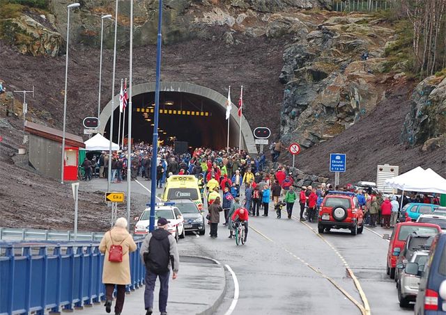 Эйксуннский автодорожный тоннель<br />
Эйксуннский автодорожный тоннель, проложенный по дну Стурь-фьорда в норвежской провинции Мере-ог-Румсдал, соединяет города Эйксунн и Рьянес. Начат постройкой в 2003 году, церемония открытия состоялась 17 февраля 2008 года, полноценное движение открыто 23 февраля 2008 года. При длине в 7765 м тоннель уходит на глубину 287 м ниже уровня моря — это самый глубокий тоннель в мире. Уклон дорожного полотна достигает 9.6 %. <br />
Минимальная толщина скальной породы, разделяющей тоннель и воды фьорда — 50 м, максимальная толщина породы над тоннелем — 500 м. В состав Эйксуннского комплекса сооружений на местной автодороге 653, кроме главного тоннеля, также входит новый Эйксуннский мост (длина 405 м), тоннели Хельгехорн (1160 м) и Моркес (430 м).  Дорога 653 связывает с материком островные поселения с общей численностью менее 25тысяч человек, из которых крупнейшее, Хере, имеет население в 8 тысяч человек.<br />
