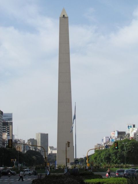 Обелиск в Буэнос-Айресе<br />
Обелиск в Буэнос-Айресе — современный монумент, построенный в центре Буэнос-Айреса. Обелиск был построен в мае 1936 года в ознаменование 400-й годовщины основания города. Он находится в центре Республиканской площади, в том месте, где впервые в городе был вывешен аргентинский флаг, на пересечении проспекта 9 июля и авеню Корьентес . Высота 67 метров, площадь основания 49 квадратных метров. Спроектированный архитектором Альберто Пребишем, он был построен всего за один месяц. Здесь по традиции собираются спортивные болельщики, чтобы отпраздновать победу своей команды, особенно сборной Аргентины по футболу, часто устраивая красочные празднества, привлекающие внимание прессы. 16 сентября 2006 года, в 30-ю годовщину Ночи карандашей монумент был превращен в огромный карандаш.<br />
Фото: 10mosttoday.com<br />
