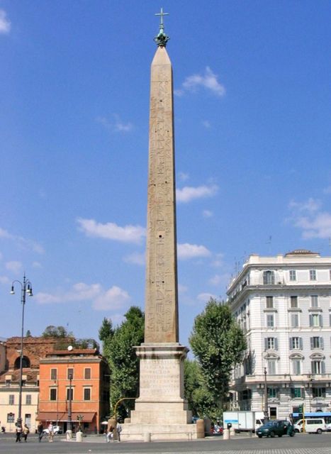 Латеранский обелиск  <br />
Латеранский обелиск  находится на площади Сан Джованни в Риме. Латеранский обелиск является самым древним и самым высоким обелиском Рима. Обелиск датируется второй половиной XV века до н.э. Высота обелиска составляет 32,18 метра, а с  крестом на вершине, высота обелиска достигает 45,70 метров.<br />
Фото: 10mosttoday.com<br />

