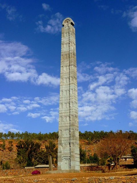 Аксумский обелиск<br />
Обелиск высотой 24 метра и весом 160 тонн был создан во времена древнего Аксумского царства (IV век н. э.). Покрыт обелиск замысловатым узором — на нем изображены две фальшивые двери и фальшивые окна. Вершина обелиска — закругленная, покрытая металлическими вставками. В 1937 году итальянцы, захватившие Эфиопию, вывезли Аксумский обелиск в Италию, где он был установлен в Риме. Несмотря на решение ООН о возвращении памятника Эфиопии, принятое еще в 1947 году, он был возвращен Эфиопии только в 2005 году.<br />
Фото: 10mosttoday.com<br />

