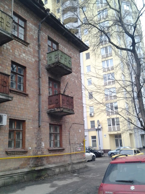 От опасных балконов уже отваливаются куски бетона. Фото: Контактный центр КГГА